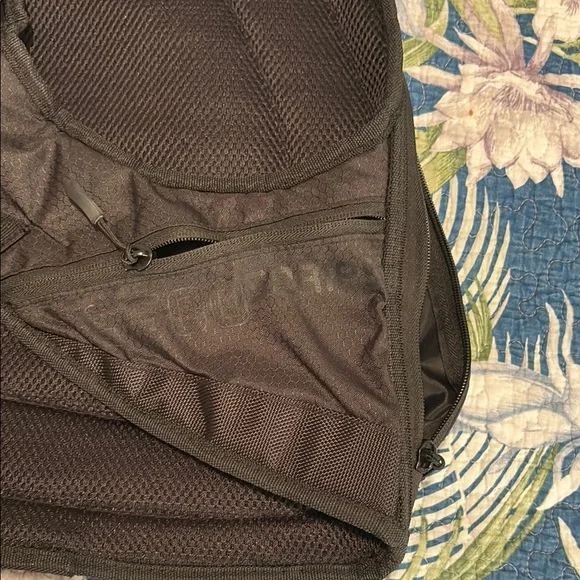 Sand Piper of California Gear Black Messenger Bag with Adjustable Strap - Picture 3 of 8